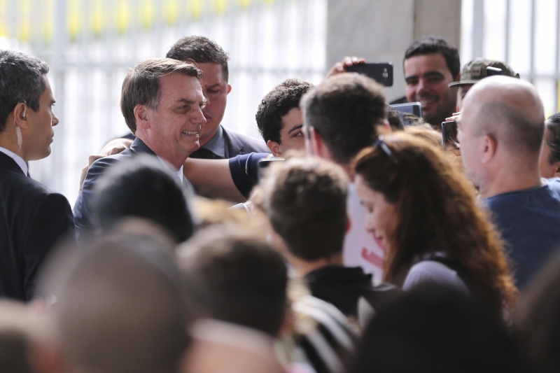 POL - Bolsonaro cumprimenta populares - foto José Cruz Agência Brasil 

O presidente Jair Bolsonaro e o ministro do Meio Ambiente, Ricardo Salles recebem cumprimentos de turistas na entrada do Palácio da Alvorada.