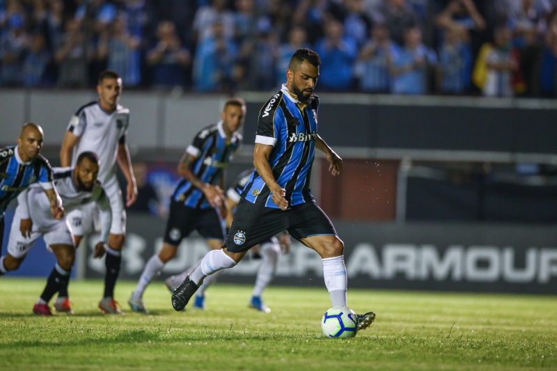 Maicon anota o segundo tento do Grêmio na partida