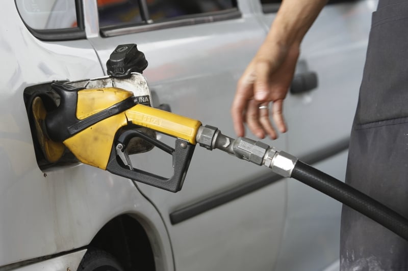 Refinarias e outros importadores já estão repassando ajustes nos valores dos combustíveis