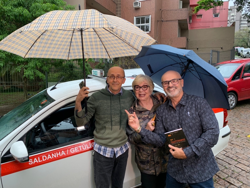 Jornalistas Tânia Carvalho e Ivan Mattos recebem Castro no Instituto Ling
