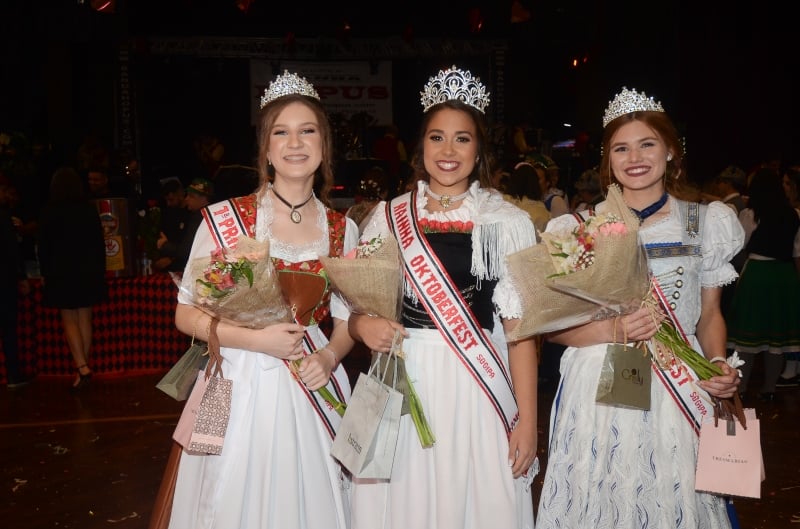 Vanessa Santos Boese, entre Victoria Schwanck Guerra e Luiza Maganja Hoberrek, 1ª e  2ª princesas da corte da Oktoberfest 2019