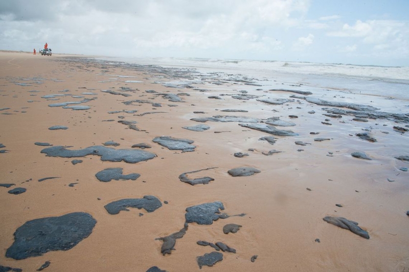 Manchas de óleo já atingiram 201 localidades de 74 municípios no litoral do Nordeste