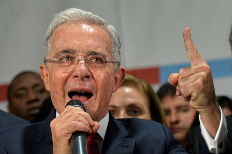 Uribe é suspeito de ter subornado um ex-paramilitar para que ele mudasse um testemunho