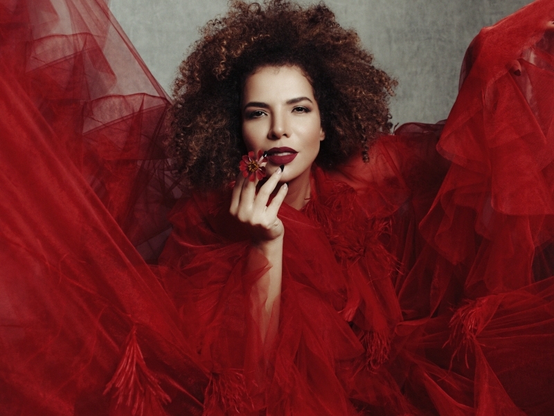 Cantora e compositora traz turnê de 'Quando deixamos nossos beijos na esquina' a Porto Alegre