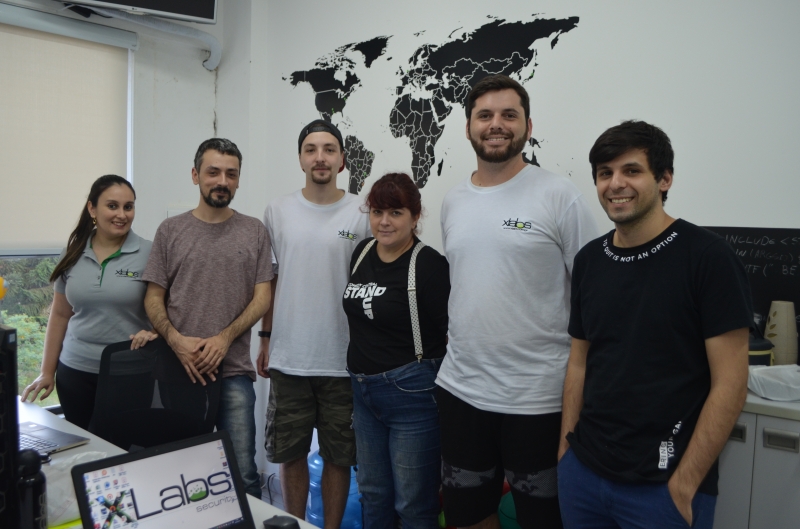 Equipe da XLabs se divide para dar suporte 24 horas aos clientes