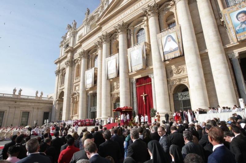 Autoridades acompanharam a cerimônia, na qual outros quatro novos santos foram canonizados