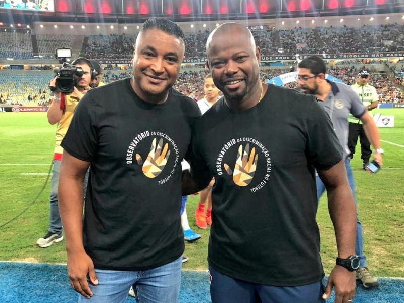 Roger (esquerda) e o técnico do Fluminense, Marcão, vestiram camiseta de #ChegadePreconceito
