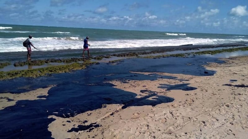 Derramamento de óleo atinge a do Pontal do Peba, vizinha à foz do Rio São Francisco, em Alagoas