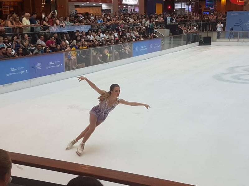 Isadora encantou o público que lotou o espaço em torno do rink