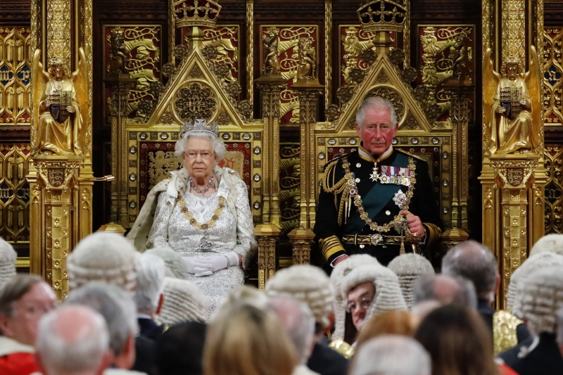 Rainha Elizabeth II (à direita, ao lado do príncipe Charles) discursou a favor do Brexit nesta segunda