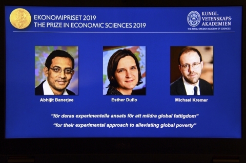 Nobel da Economia premia trio pelo combate � pobreza no mundo