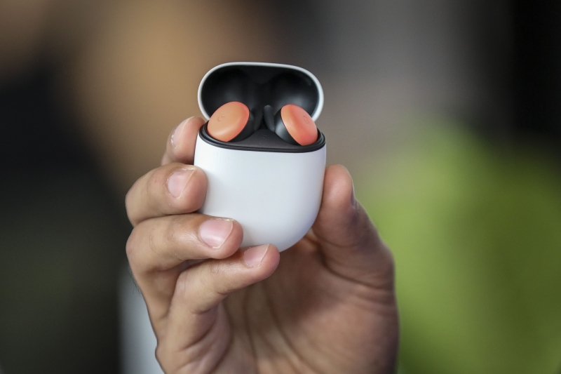 {'nm_midia_inter_thumb1':'https://www.jornaldocomercio.com/_midias/jpg/2019/10/15/206x137/1_291450_01_03-8872611.jpg', 'id_midia_tipo':'2', 'id_tetag_galer':'', 'id_midia':'5da6292207587', 'cd_midia':8872611, 'ds_midia_link': 'https://www.jornaldocomercio.com/_midias/jpg/2019/10/15/291450_01_03-8872611.jpg', 'ds_midia': 'NEW YORK, NY - OCTOBER 15: The new Google Pixel Buds ear pods are displayed during a Google launch event on October 15, 2019 in New York City. Google's new ear buds will be released in Spring 2020 and retail for $179.   Drew Angerer/Getty Images/AFP  == FOR NEWSPAPERS, INTERNET, TELCOS &TELEVISION USE ONLY ==', 'ds_midia_credi': 'DREW ANGERER/AFP/JC', 'ds_midia_titlo': 'NEW YORK, NY - OCTOBER 15: The new Google Pixel Buds ear pods are displayed during a Google launch event on October 15, 2019 in New York City. Google's new ear buds will be released in Spring 2020 and retail for $179.   Drew Angerer/Getty Images/AFP  == FOR NEWSPAPERS, INTERNET, TELCOS &TELEVISION USE ONLY ==', 'cd_tetag': '1', 'cd_midia_w': '100%', 'cd_midia_h': '100%', 'align': 'Left'}