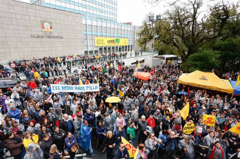 Frente do Piratini e da AL foi palco de protestos de professores, servidores da Justiça e produtores de leite