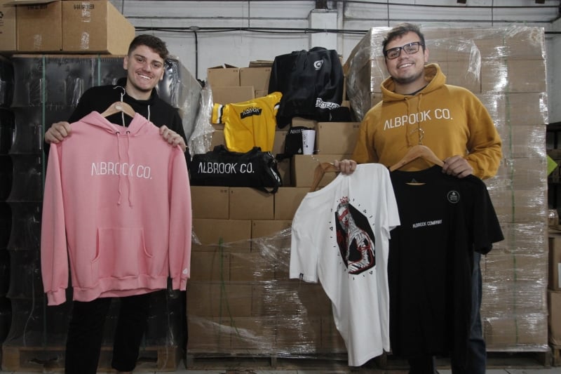 Lorenzo e Moretti conciliam o empreendedorismo com seus empregos Foto: LUIZA PRADO/JC