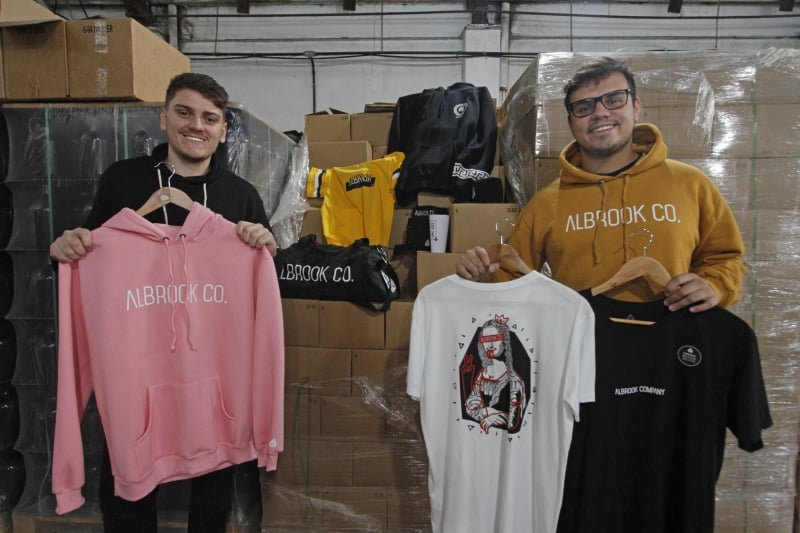 Entrevista com os empreendedores da marca Albrook Company para o Gera&ccedil;&atilde;oE.
Na foto: Lorenzo Albella e Jo&atilde;o Moretti Foto: LUIZA PRADO/JC