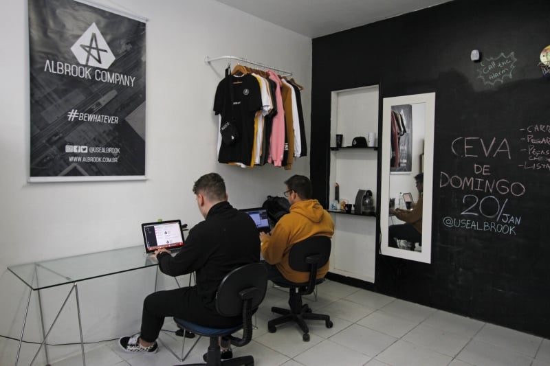 Entrevista com os empreendedores da marca Albrook Company para o Gera&ccedil;&atilde;oE.
Na foto: Lorenzo Albella e Jo&atilde;o Moretti Foto: LUIZA PRADO/JC