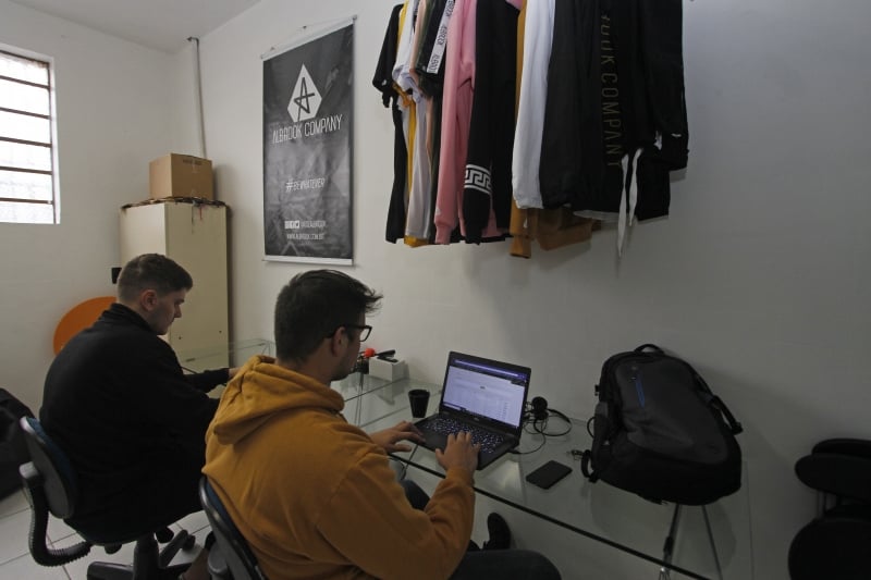 Entrevista com os empreendedores da marca Albrook Company para o Gera&ccedil;&atilde;oE.
Na foto: Lorenzo Albella e Jo&atilde;o Moretti Foto: LUIZA PRADO/JC