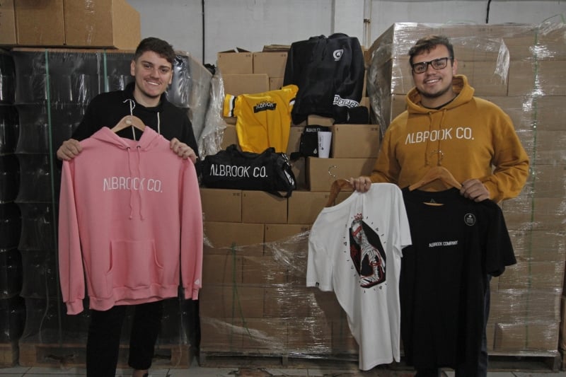 Entrevista com os empreendedores da marca Albrook Company para o Gera&ccedil;&atilde;oE.
Na foto: Lorenzo Albella e Jo&atilde;o Moretti Foto: LUIZA PRADO/JC