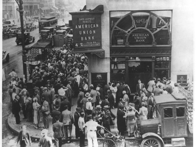 Multidão se reúne em frente a banco falido no início dos anos 1930