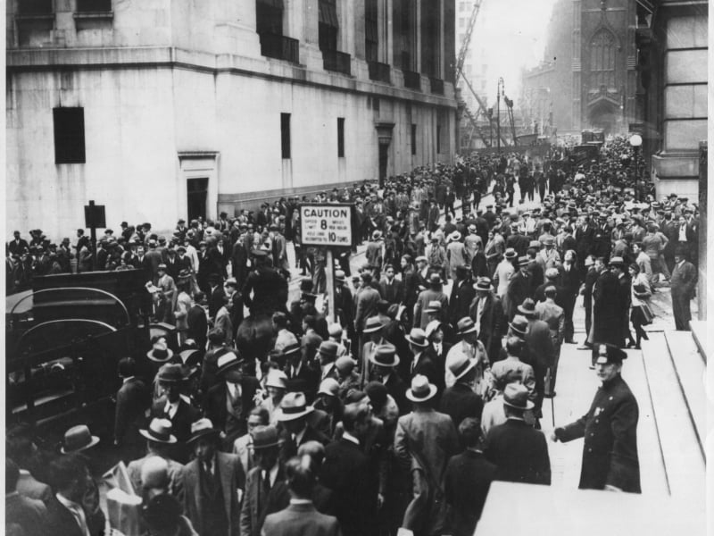 Multidão em pânico nas ruas próximas a Wall Street