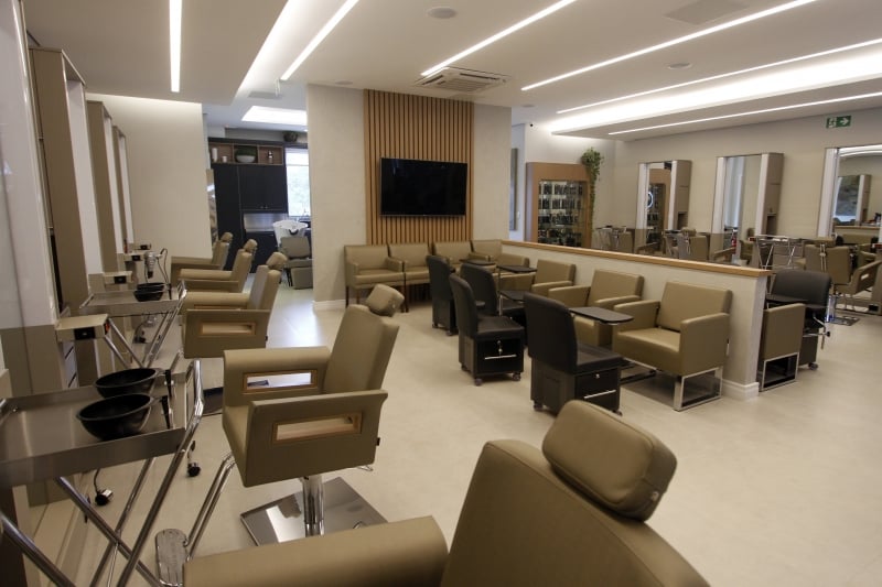 DUO Coworking conta com 11 esta&ccedil;&otilde;es h&iacute;bridas para maquiadores e cabeleireiros.
 Foto: LUIZA PRADO/JC