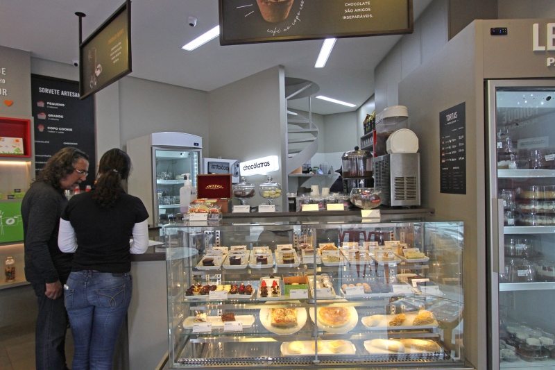 {'nm_midia_inter_thumb1':'https://www.jornaldocomercio.com/_midias/jpg/2019/10/16/206x137/1_mc161019_site_chocolatras__11_-8874306.jpg', 'id_midia_tipo':'2', 'id_tetag_galer':'', 'id_midia':'5da7851688f3f', 'cd_midia':8874306, 'ds_midia_link': 'https://www.jornaldocomercio.com/_midias/jpg/2019/10/16/mc161019_site_chocolatras__11_-8874306.jpg', 'ds_midia': 'Nova loja do Chocólatras  Site', 'ds_midia_credi': 'MARIANA CARLESSO/JC', 'ds_midia_titlo': 'Nova loja do Chocólatras  Site', 'cd_tetag': '1', 'cd_midia_w': '800', 'cd_midia_h': '533', 'align': 'Left'}