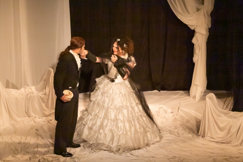 Montagem 'A Dama das Camélias', de Roberto Cordovani, é atração neste fim de semana