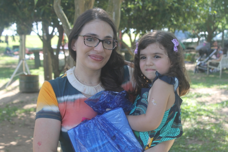 Mariana Ianelli com a filha, Yolanda, personagem de seu livro