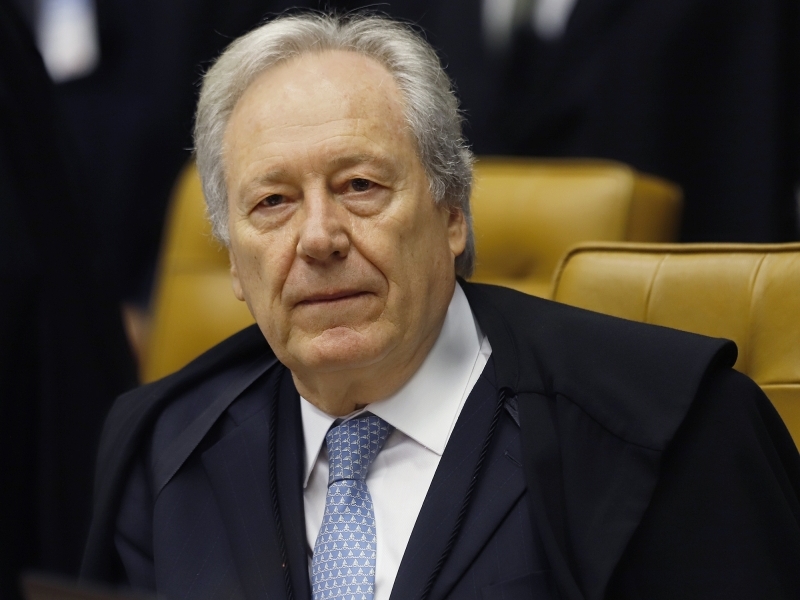 Ministro entendeu que não é possível solicitar habeas corpus em nome de terceiros que já possuem advogados em inquéritos