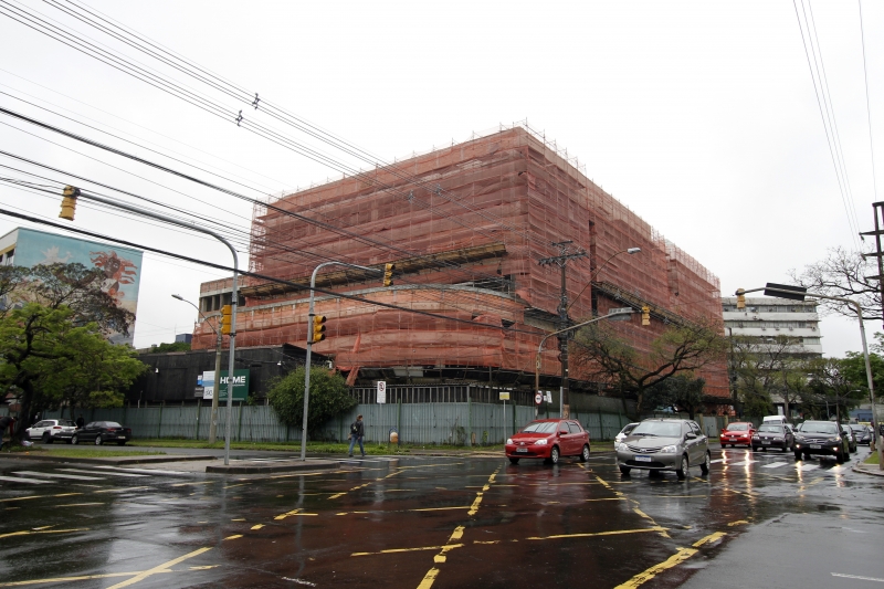Prédio está sendo erguido na esquina da rua Ramiro Barcelos com a avenida Ipiranga em Porto Alegre