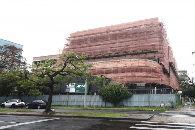 Novo prédio de instituto da Ufrgs tem parte dos andares de vagas cumprindo exigência de lei municipal