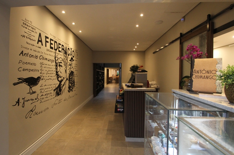 {'nm_midia_inter_thumb1':'https://www.jornaldocomercio.com/_midias/jpg/2019/10/17/206x137/1_mc171019_amaro_cafe_site__11_-8875688.jpg', 'id_midia_tipo':'2', 'id_tetag_galer':'', 'id_midia':'5da8cfa4edcc0', 'cd_midia':8875688, 'ds_midia_link': 'https://www.jornaldocomercio.com/_midias/jpg/2019/10/17/mc171019_amaro_cafe_site__11_-8875688.jpg', 'ds_midia': 'Cafeteria Amaro Caf&eacute; ', 'ds_midia_credi': 'MARIANA CARLESSO/JC', 'ds_midia_titlo': 'Cafeteria Amaro Caf&eacute; ', 'cd_tetag': '1', 'cd_midia_w': '800', 'cd_midia_h': '533', 'align': 'Left'}