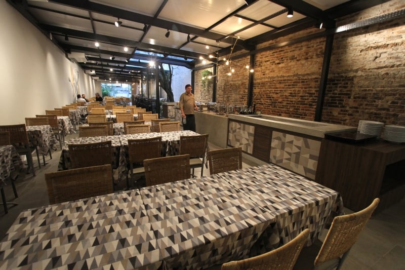 {'nm_midia_inter_thumb1':'https://www.jornaldocomercio.com/_midias/jpg/2019/10/17/206x137/1_mc171019_amaro_cafe_site__19_-8875690.jpg', 'id_midia_tipo':'2', 'id_tetag_galer':'', 'id_midia':'5da8cfa4edcc0', 'cd_midia':8875690, 'ds_midia_link': 'https://www.jornaldocomercio.com/_midias/jpg/2019/10/17/mc171019_amaro_cafe_site__19_-8875690.jpg', 'ds_midia': 'Cafeteria Amaro Caf&eacute; ', 'ds_midia_credi': 'MARIANA CARLESSO/JC', 'ds_midia_titlo': 'Cafeteria Amaro Caf&eacute; ', 'cd_tetag': '1', 'cd_midia_w': '800', 'cd_midia_h': '533', 'align': 'Left'}