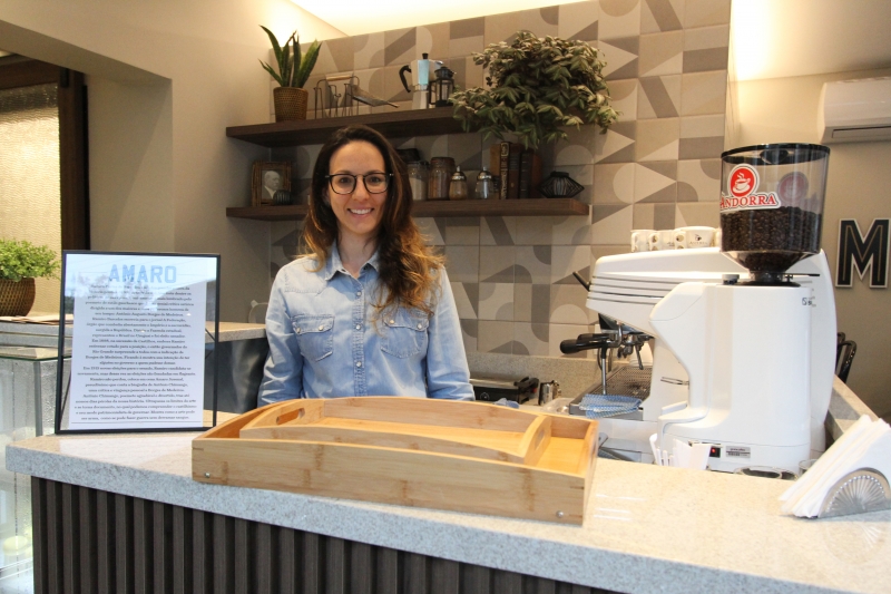 {'nm_midia_inter_thumb1':'https://www.jornaldocomercio.com/_midias/jpg/2019/10/17/206x137/1_mc171019_amaro_cafe_site__27_-8875691.jpg', 'id_midia_tipo':'2', 'id_tetag_galer':'', 'id_midia':'5da8cfa4edcc0', 'cd_midia':8875691, 'ds_midia_link': 'https://www.jornaldocomercio.com/_midias/jpg/2019/10/17/mc171019_amaro_cafe_site__27_-8875691.jpg', 'ds_midia': 'Cafeteria Amaro Caf&eacute;   Na foto: Priscila', 'ds_midia_credi': 'MARIANA CARLESSO/JC', 'ds_midia_titlo': 'Cafeteria Amaro Caf&eacute;   Na foto: Priscila', 'cd_tetag': '1', 'cd_midia_w': '800', 'cd_midia_h': '533', 'align': 'Left'}