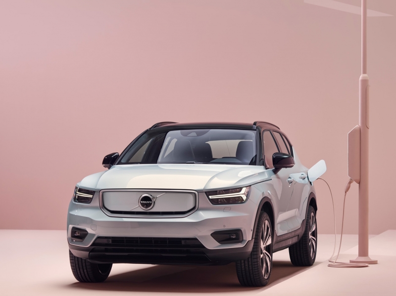 A grade frontal exclusiva e pintada na cor da carroceria cria uma identidade visual distinta ao eletrificado