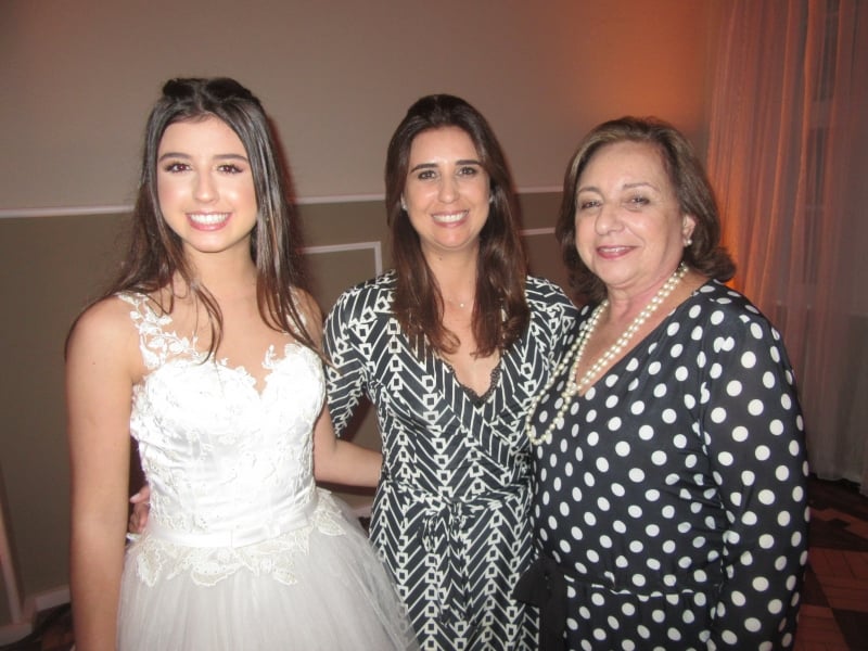 {'nm_midia_inter_thumb1':'https://www.jornaldocomercio.com/_midias/jpg/2019/10/18/206x137/1_2_pan_social_antonia_cirne_lima_germano__beatriz_cirne_lima_germano_e_be_cirne_lima___eduardo_bins_ely_17_10_19-8877001.jpg', 'id_midia_tipo':'2', 'id_tetag_galer':'', 'id_midia':'5daa1cc6b717a', 'cd_midia':8877001, 'ds_midia_link': 'https://www.jornaldocomercio.com/_midias/jpg/2019/10/18/2_pan_social_antonia_cirne_lima_germano__beatriz_cirne_lima_germano_e_be_cirne_lima___eduardo_bins_ely_17_10_19-8877001.jpg', 'ds_midia': 'Antonia Cirne Lima Germano com sua mãe Beatriz Cirne Lima Germano e a avó Bé Cirne Lima', 'ds_midia_credi': 'EDUARDO BINS ELY/ESPECIAL/JC', 'ds_midia_titlo': 'Antonia Cirne Lima Germano com sua mãe Beatriz Cirne Lima Germano e a avó Bé Cirne Lima', 'cd_tetag': '1', 'cd_midia_w': '800', 'cd_midia_h': '600', 'align': 'Left'}