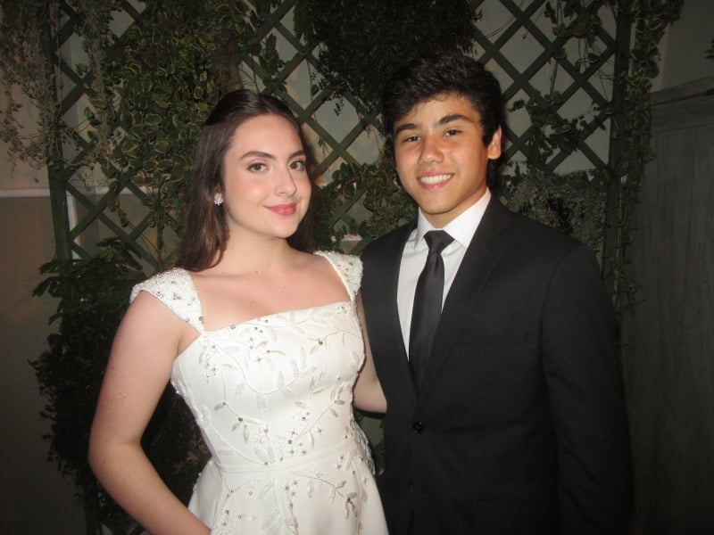 {'nm_midia_inter_thumb1':'https://www.jornaldocomercio.com/_midias/jpg/2019/10/18/206x137/1_3_pan_social_laura_barcelos_e_pedro_barcelos___eduardo_bins_ely_17_09_19-8877010.jpg', 'id_midia_tipo':'2', 'id_tetag_galer':'', 'id_midia':'5daa1cf763344', 'cd_midia':8877010, 'ds_midia_link': 'https://www.jornaldocomercio.com/_midias/jpg/2019/10/18/3_pan_social_laura_barcelos_e_pedro_barcelos___eduardo_bins_ely_17_09_19-8877010.jpg', 'ds_midia': 'Laura Almeida Barcelos com seu irmão Pedro Barcelos na Leopoldina Juvenil', 'ds_midia_credi': 'EDUARDO BINS ELY/ESPECIAL/JC', 'ds_midia_titlo': 'Laura Almeida Barcelos com seu irmão Pedro Barcelos na Leopoldina Juvenil', 'cd_tetag': '1', 'cd_midia_w': '800', 'cd_midia_h': '600', 'align': 'Left'}