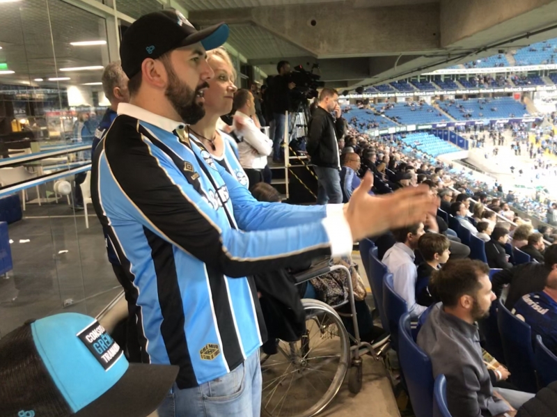 {'nm_midia_inter_thumb1':'https://www.jornaldocomercio.com/_midias/jpg/2019/10/19/206x137/1_gremio1-8877379.jpg', 'id_midia_tipo':'2', 'id_tetag_galer':'', 'id_midia':'5dab72471e7a1', 'cd_midia':8877379, 'ds_midia_link': 'https://www.jornaldocomercio.com/_midias/jpg/2019/10/19/gremio1-8877379.jpg', 'ds_midia': 'Jogo Gr&ecirc;mio x Bahia - na Arena Porto-Alegrense - torcedor Nivaldo Lopes - fala de expectativa para Gr&ecirc;mio contra Flamengo pela Libertadores ', 'ds_midia_credi': 'PATR&Iacute;CIA COMUNELLO/ESPECIAL/JC', 'ds_midia_titlo': 'Jogo Gr&ecirc;mio x Bahia - na Arena Porto-Alegrense - torcedor Nivaldo Lopes - fala de expectativa para Gr&ecirc;mio contra Flamengo pela Libertadores ', 'cd_tetag': '1', 'cd_midia_w': '800', 'cd_midia_h': '599', 'align': 'Left'}