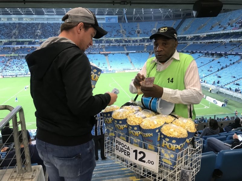 {'nm_midia_inter_thumb1':'https://www.jornaldocomercio.com/_midias/jpg/2019/10/19/206x137/1_gremio2-8877385.jpg', 'id_midia_tipo':'2', 'id_tetag_galer':'', 'id_midia':'5dab72a033d0c', 'cd_midia':8877385, 'ds_midia_link': 'https://www.jornaldocomercio.com/_midias/jpg/2019/10/19/gremio2-8877385.jpg', 'ds_midia': 'Jogo Gr&ecirc;mio x Bahia - na Arena Porto-Alegrense - vendedor de pipoca e gremista Jos&eacute; Souza fala de expectativa para Gr&ecirc;mio contra Flamengo pela Libertadores ', 'ds_midia_credi': 'PATR&Iacute;CIA COMUNELLO/ESPECIAL/JC', 'ds_midia_titlo': 'Jogo Gr&ecirc;mio x Bahia - na Arena Porto-Alegrense - vendedor de pipoca e gremista Jos&eacute; Souza fala de expectativa para Gr&ecirc;mio contra Flamengo pela Libertadores ', 'cd_tetag': '1', 'cd_midia_w': '800', 'cd_midia_h': '600', 'align': 'Left'}