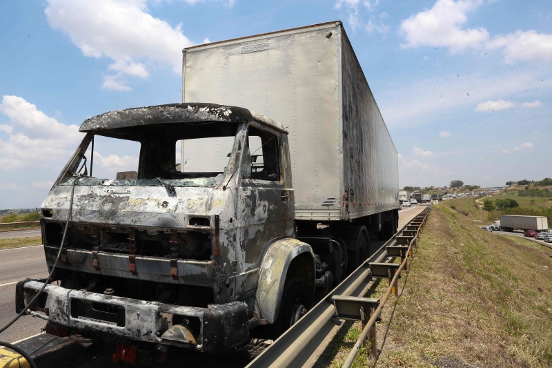 Caminhão incendiado por criminosos levou pânico a Campinas