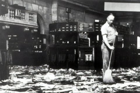 Faxineiro limpando o chão da bolsa de valores em outubro de 1929