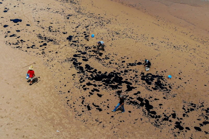 Praias da Bahia, como a de Camaçari, foram muito afetadas pelo óleo