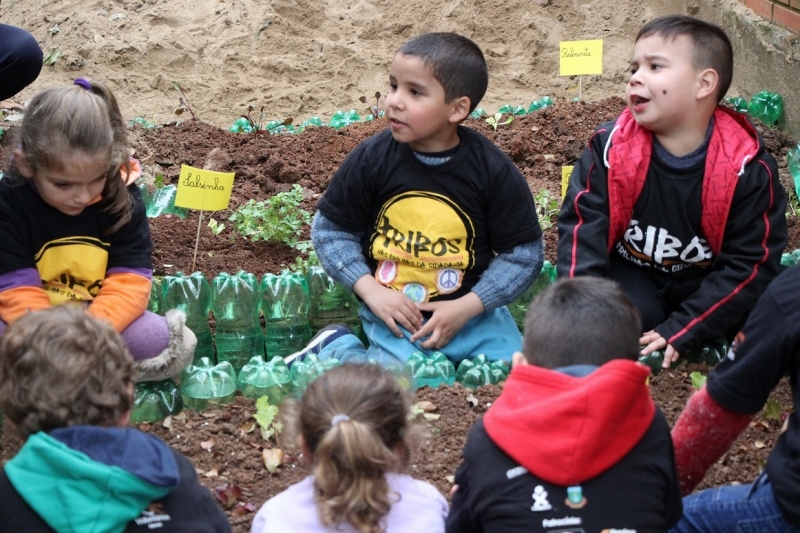 Crianças cultivam horta em uma das Tribos do projeto, em Canoas