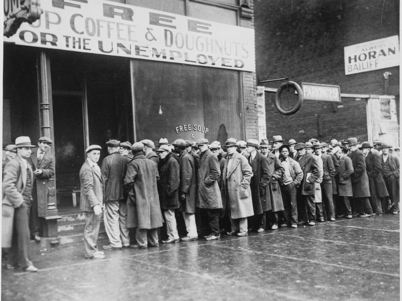 Desempregados fazem fila para receber comida de graça em restaurante público em Chicago em 1931, durante a recessão 