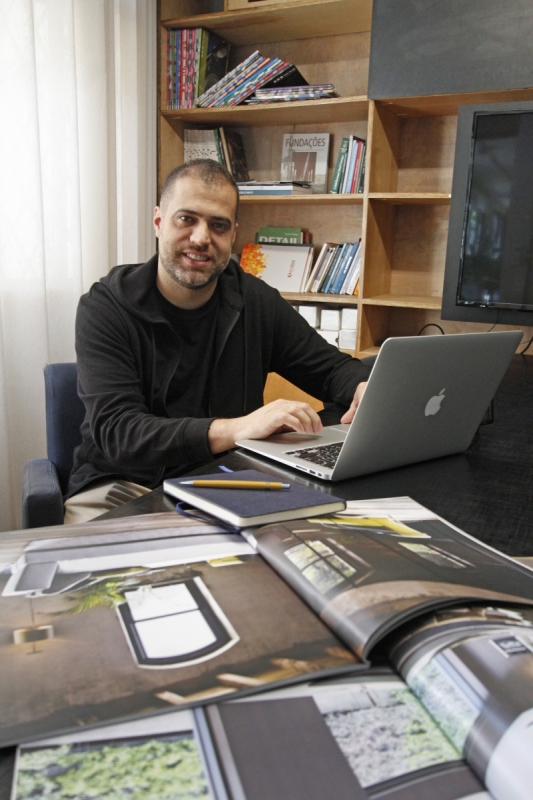 Entrevista com o arquiteto Eduardo Barrionuevo.  Foto: LUIZA PRADO/JC
