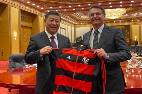 Bolsonaro d� uniforme do Flamengo de presente para Xi Jinping