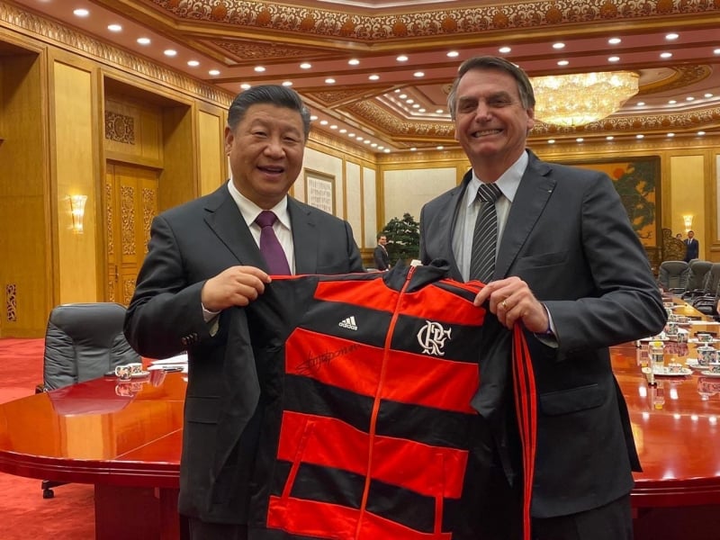 Presidente Xi Jinping, fã de futebol, recebeu uniforme do Flamengo de Bolsonaro