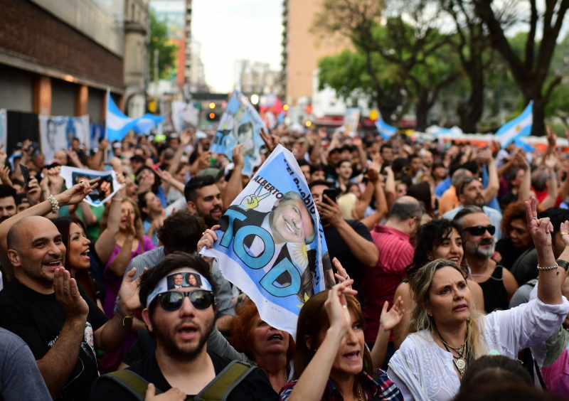 Eleitores da chapa peronista aguardavam o resultado da apuração tomando as ruas de Buenos Aires