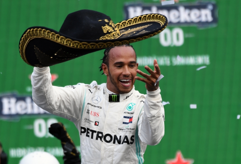 Lewis Hamilton comemora triunfo no México