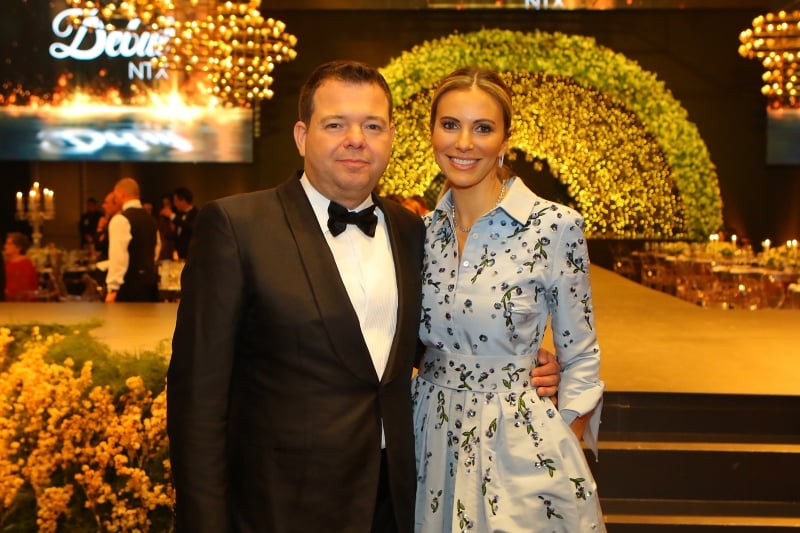 {'nm_midia_inter_thumb1':'https://www.jornaldocomercio.com/_midias/jpg/2019/10/27/206x137/1_mq261019_bins02-8883929.jpg', 'id_midia_tipo':'2', 'id_tetag_galer':'', 'id_midia':'5db5f9e2728f8', 'cd_midia':8883929, 'ds_midia_link': 'https://www.jornaldocomercio.com/_midias/jpg/2019/10/27/mq261019_bins02-8883929.jpg', 'ds_midia': 'Aluizio Merlin Ribeiro e Sabrina Lopes Ribeiro', 'ds_midia_credi': 'MARCO QUINTANA/JC', 'ds_midia_titlo': 'Aluizio Merlin Ribeiro e Sabrina Lopes Ribeiro', 'cd_tetag': '1', 'cd_midia_w': '800', 'cd_midia_h': '533', 'align': 'Left'}